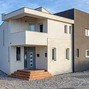 https://apartments-peti.in-istria.net